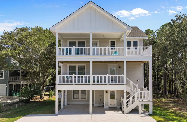 Escape to Birdie Beach Bungalow— 4BR Soundside stay in Corolla, full of charm and family fun!