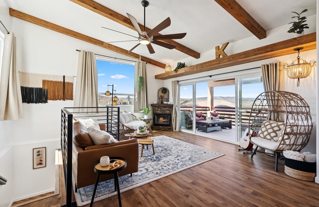 Escape to Hillside Winehouse: Your Serene Retreat Just Outside Jerome