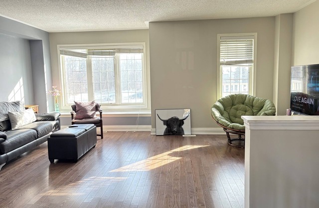 Escape to our cozy master ensuite, East Pickering, in charming home. Wifi and AC