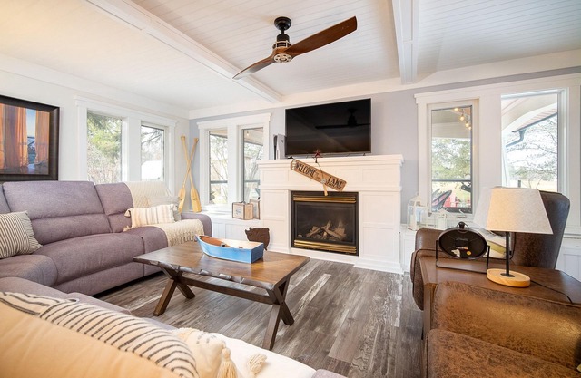 Escape to Pigeon Lake/2BR Refuge