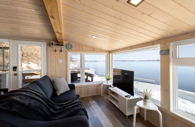 Escape to Riverfront, Relax with Hot Tub, BBQ