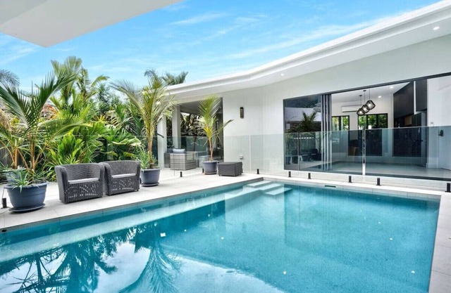 Escape to spacious Villa Lika - Stay at Palm Cove - Heated Pool - Ocean breezes