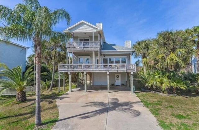 Escape to Sunshine Daydream: Your Retreat Awaits in Pirate's Beach