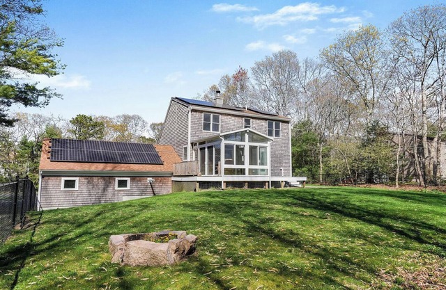 Escape to Your Dream Retreat: Experience Lakeside Living Just 2 Minutes Away!