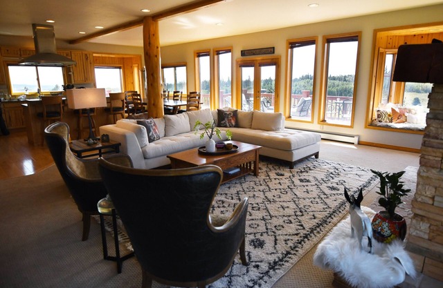 Escape to Your Family Retreat: Outdoor Adventures & Hot Tub Await!