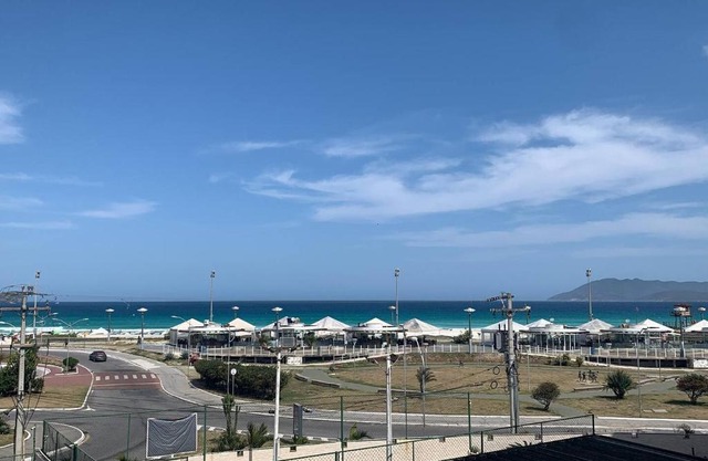 Espaçoso apê 3 quartos à beira da Praia do Forte com piscina e sauna