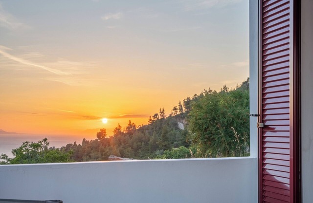 Esperos Petit House is a stone house where the visitor can relax and calm.