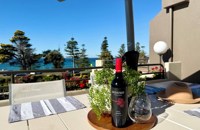 Esplanade Elegance: 2 BR, 1 BA Apartment in Torquay, Sleeps 5