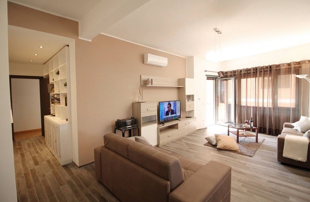 Eur Bright Spacious Apartment with balconies and parking only for small cars