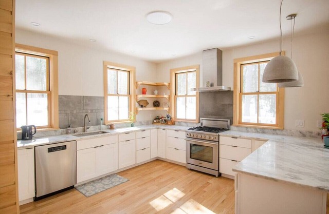 Evergreen Cabin · Modern & Woodsy: Fireplace, WFH, Family-Friendly!