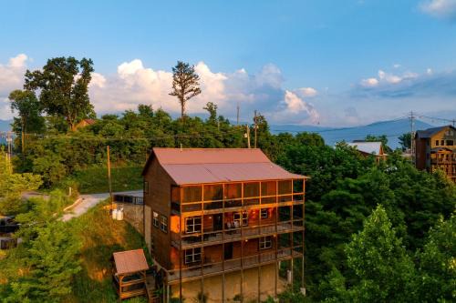 Evergreen Echo by AvantStay Cabin w Mountain Views Theater Game Room and Hot Tub