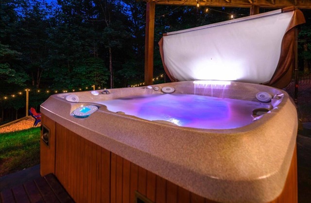 ~EverGreen Family Retreat~Slp20*HotTub*Pets*Arcade