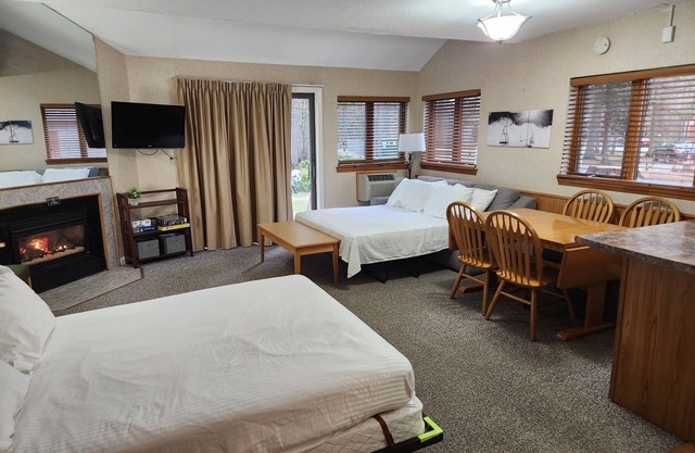 Evergreen Lodge at Attitash Mountain base, ski, hot tubs, pool, WIFI & Fireplace
