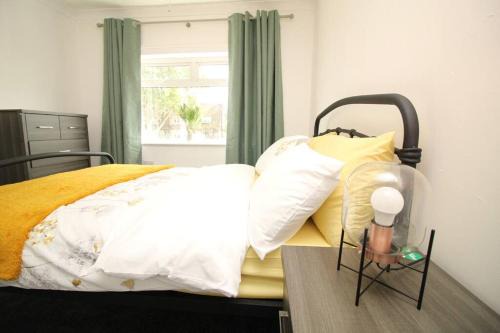 Exceptional 3 Bed, Great Location in Ashby Ideal for Travellers, Short Holiday Stays And Contractors
