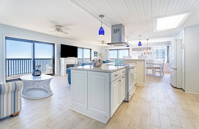EXCLUSIVE 100-ft Oceanfront Balcony - 3 Bed/2.5 Bath End-Unit Condo @ Sea Watch