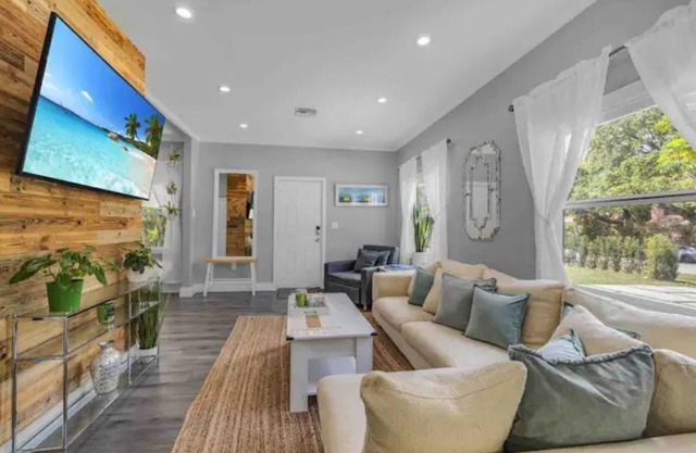 Exclusive! CLEAN 3BD/2BA home in safe area close to everything!