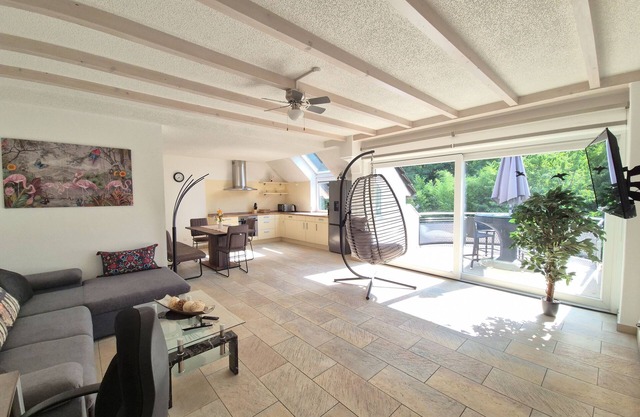 Exclusive family-friendly apartment 110 sqm, separate entrance, close to the city center, office