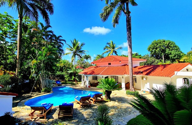 Exclusive Luxury Getaway: 6 BRM Tropical Villa, Just 5 Minutes from Beaches
