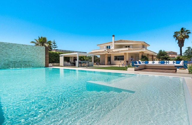 Exclusive villa with pool in Fontane Bianche
