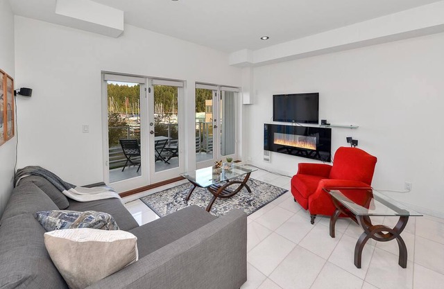 Executive 2 Bedroom Condo With Marina And Island Views