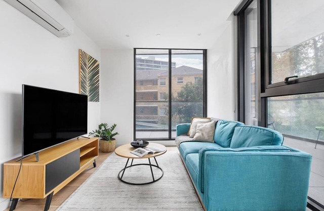 Executive Resort Style Living at Leafy Albert Park