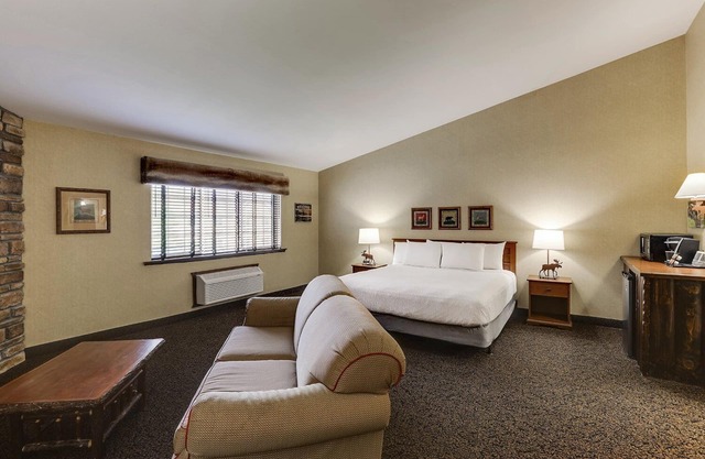 Expanded King Executive w/Massage Chair & Living Area! Stoney Creek