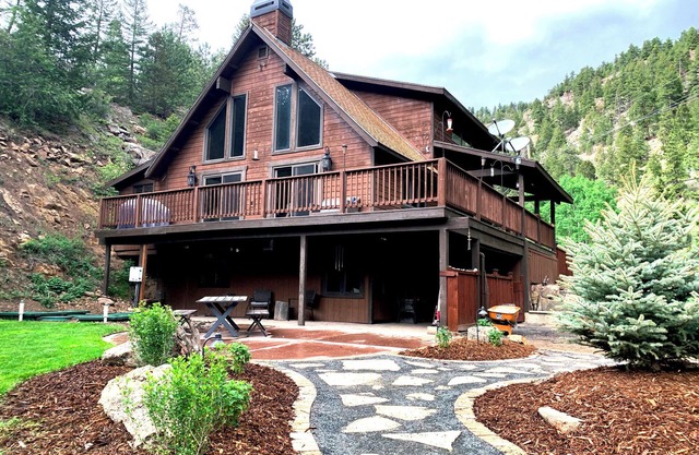 Expansive Mountain Retreat: Secluded Yet Accessible — Steam Shower, Tubs, Nature