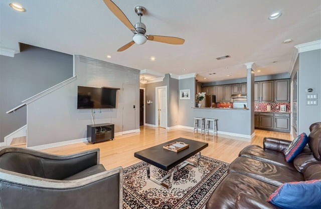 Experience Austin + 3 BR + 5 mins to Downtown!