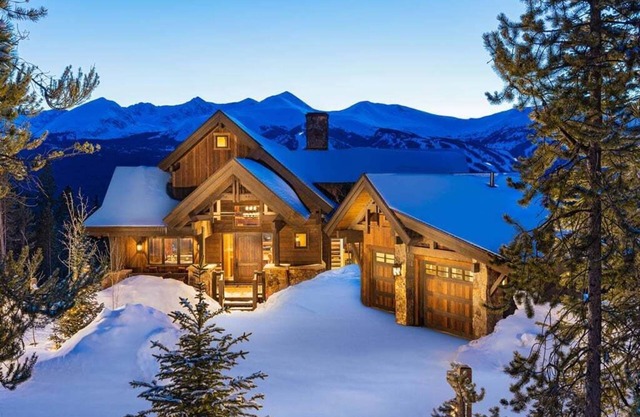 Experience luxury at Three Sisters Lookout with stunning mountain views.