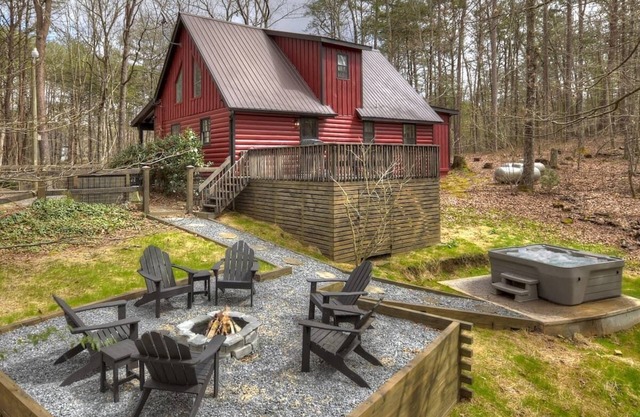 Experience nature closeby at our cozy 3-bedroom cabin Ellijay