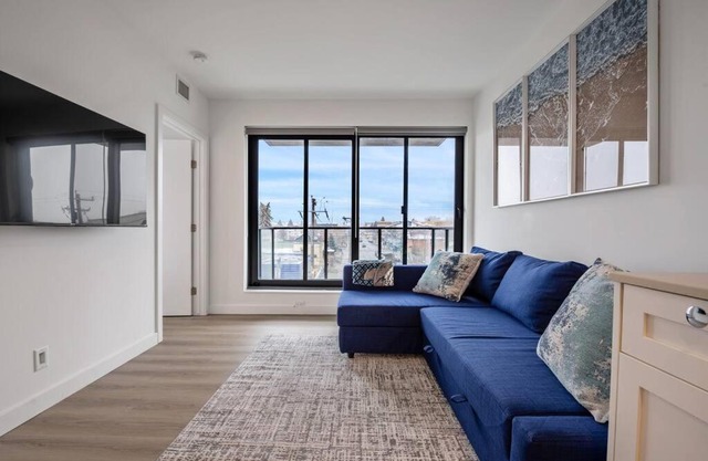 Exquisite 2BR Condo Near Downtown With Free Parking