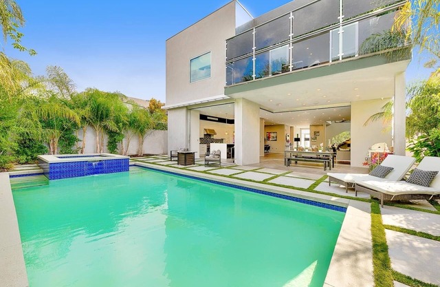 Exquisite Elegance: Hollywood's Dream Villa with 4 Beds in Beverly Grove