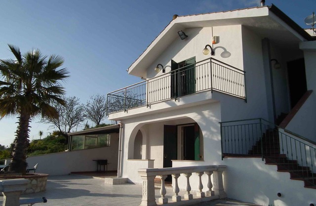 Exquisite Holiday Villa, spacious terrace and pool in the Sicilian countryside