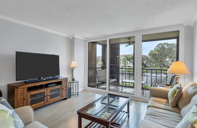 🥇 Extraordinary 2bd waterfront condo (CH897)
