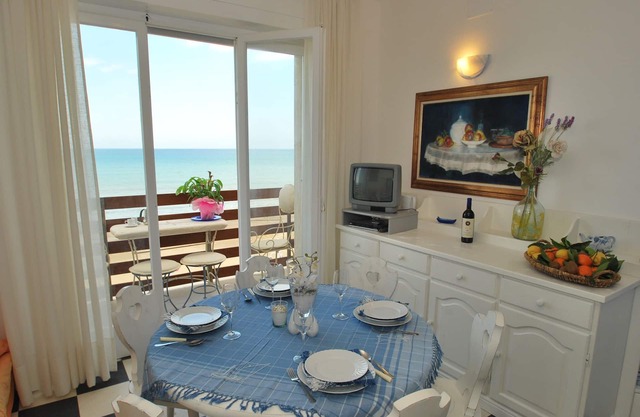 Flat by the sea with stunning views from the 2 terraces, in Marina di Castagneto