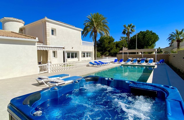 Fab Beach Villa ! Only 3 Minute walk to La Zenia Beach 6 Bedrooms 5 Bathrooms