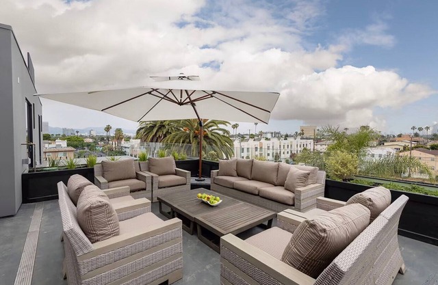 Fab Fairfax 2BR w/Roof Deck, nr Grorceries & Shops, by Blueground