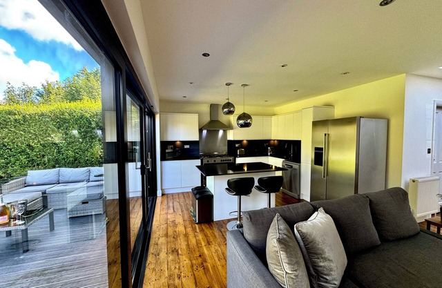 Fabulous Art Deco home with garden, parking n Wifi near Harry Potter (sleeps 8)