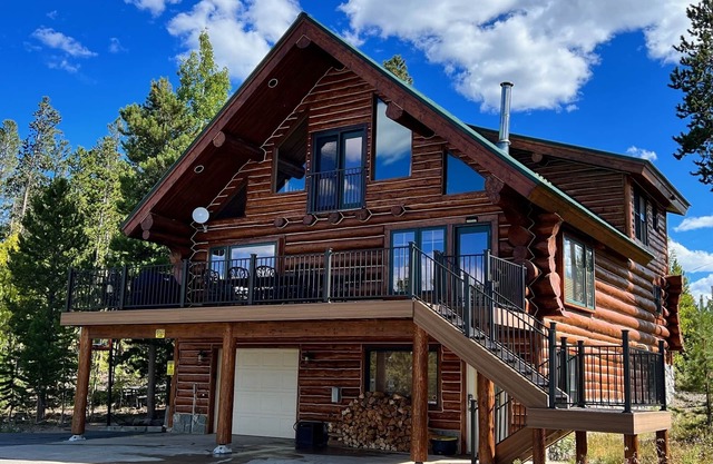 Fabulous Log Home - 2 Master Bedrooms!