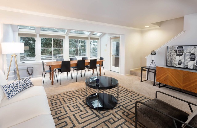 FABULOUS REMODEL COMPLETE JUNE 2022- 4 Bedroom Aspen Townhouse In Downtown