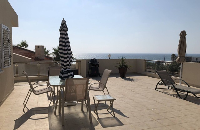 FABULOUS, SPACIOUS 2 BEDROOM PENTHOUSE APARTMENT, VIEWS, WIFI,nBEACH,CAFES