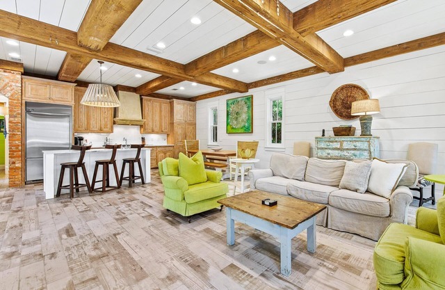 Fall Availability! Forest District - 2 Screened Porches! 4 Adult Bikes! Gourmet Kitchen!