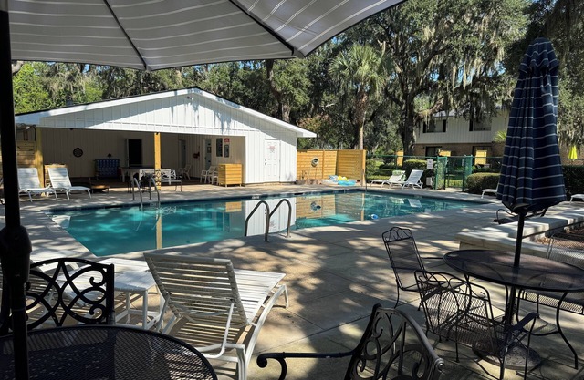 Fall Beach Getaway: Bikes, Pool, King Bed, Well-equipped Kitchen-Walk to Shore!