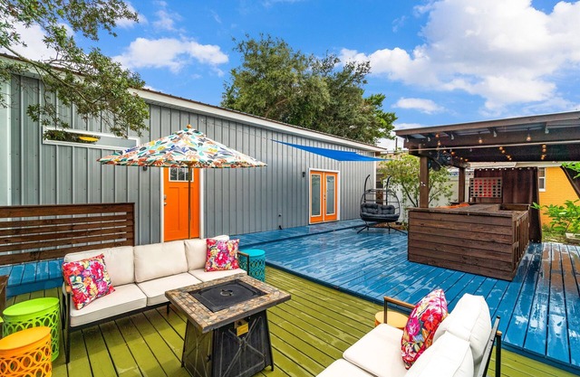 Fall Discounts! l 5 Mins Beach & 30A l Outdoor TV for Football Games