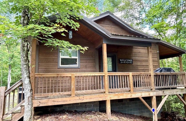 Fall Escape to the Mountains of Murphy, NC Cabin with a Hot Tub and Fire Pit