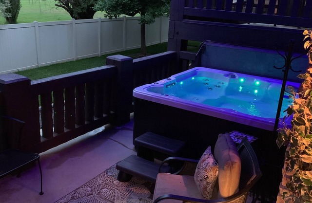 Fall Extreme Special! Snowbasin Lakeside Romantic Getaway. Hot Tub, Garage.