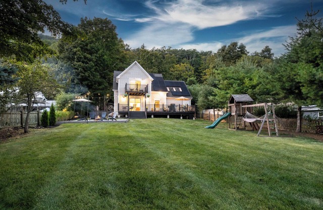 FALL FOLIAGE GETAWAY. HUDSON VALLEY LAKEFRONT 50mi from NYC. @thelakehousegwlny