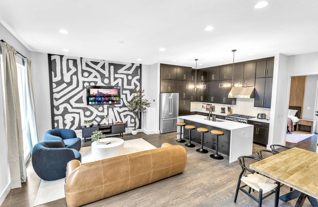 Fall fun with hot tub, karaoke, game room near Broadway