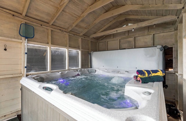 Fall on the lake: hot tub, firepit & cozy nights