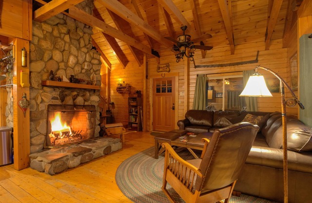 FALL SPECIAL PRICING Maine Log Home Private Shore. Stone Fireplace.Pet Friendly!